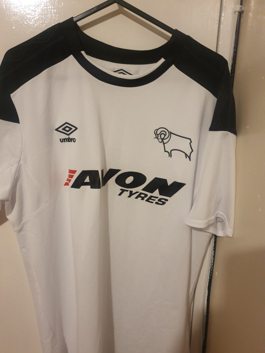 Derby County 2017-18 Home Shirt (Size Medium)