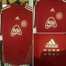 Load image into Gallery viewer, Denmark 2008-2009 Training Home Shirt Adidas Red( Size Small)
